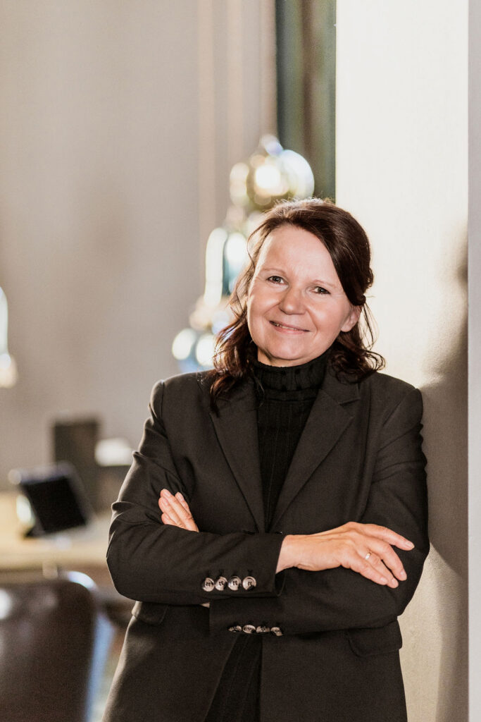 Sylvana Pollehn lehnt an einem Pfosten im Hotel – Gäste‑Dolmetscherin für 4‑ und 5‑Sterne‑Hotels.